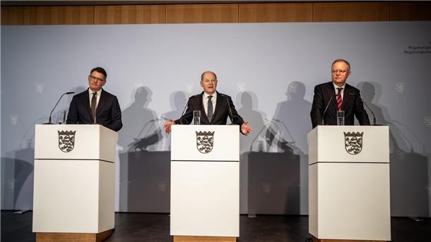 Die Ministerpräsidenten der Länder kommen heute mit Kanzler Scholz (M) zu turnusmäßigen Beratungen zusammen, bei denen die Migrationspolitik im Mittelpunkt stehen wird.
