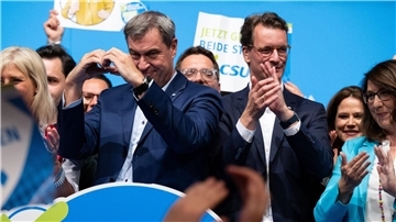 Die Ministerpräsidenten von Bayern und Nordrhein-Westfalen Markus Söder und Hendrik Wüst bei der CSU-Abschlusskundgebung im Löwenbräukeller in München.