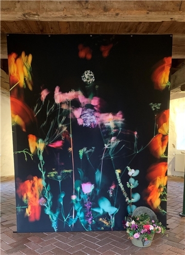 Die mit Blumenbildern bedruckten Stoffbahnen werden zu Taschen umgenäht.