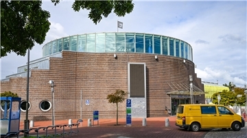 Rote Klinkerfassade der Stadthalle.