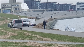 Die Mitarbeiter des Erkennungsdienstes tragen bei ihrer Arbeit häufig weiße Ganzkörper-Overalls, um selbst keine Spuren zu hinterlassen.