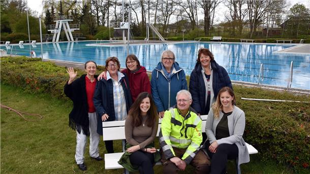 Das Foto zeigt die Freibad-beschäftigten. 