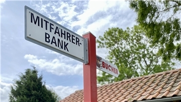 Die Mitfahrerbänke stehen gut gekennzeichnet im öffentlichen Raum.