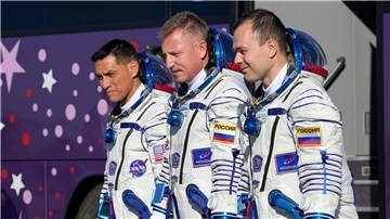 Die Mitglieder der Hauptbesatzung der Internationalen Raumstation (ISS) vor dem Start der Sojus-2.1-Rakete.