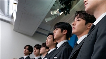 Die Mitglieder der K-Pop-Band BTS: V (l-r), Jungkook, Jimin, RM, Jin, J-Hope und Suga.