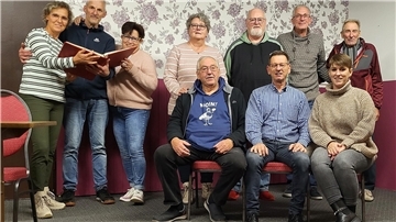 Die Mitglieder der plattdeutschen Theatergruppe „Abbuser Spoaßmoakers“ auf der Bühne des Abbehauser Dorfkruges.