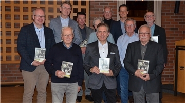 Die Mitglieder des Arbeitskreises Stadtgeschichte und die weiteren Autoren präsentierten am Freitagabend das Bremervörder Jahrbuch 2025 im Ratssaal. 