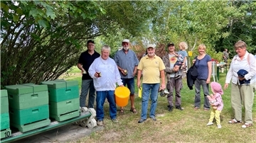Die Mitglieder des Bürgervereins wussten viel über die fleißigen Honigbienen, die auch im Apfelgarten anzutreffen sind, zu berichten. Die Besucher konnten ganz frischen Honig probieren.
