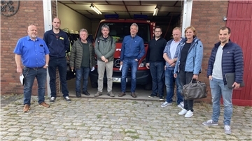 Die Mitglieder des Feuerschutz-Ausschusses verschafften sich nach der Sitzung einen Eindruck vom Zustand des Gera¨tehauses.