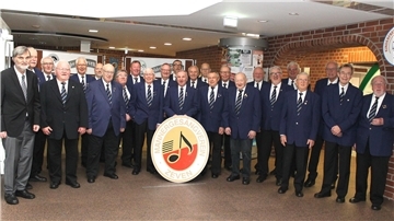 Die Mitglieder des Männergesangvereins Zeven im Jubiläumsjahr im Foyer des Zevener Rathauses, wo aktuell eine Ausstellung einen umfassenden Einblick in die bewegte 150-jährige Vereinsgeschichte vermittelt.