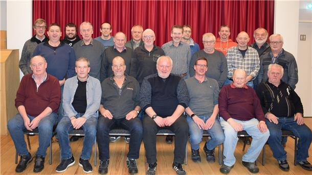 Die Mitglieder des Ostendorfer Piepenclubs „Blauer Dunst“ mit ihrem Ersten Vorsitzende Stefan Vogel (sitzend, Mitte), und Zweiten Vorsitzenden Frank Ropers (links daneben) blickten auf das Jahre 2024 zurück.