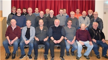 Die Mitglieder des Ostendorfer Piepenclubs „Blauer Dunst“ mit ihrem Ersten Vorsitzende Stefan Vogel (sitzend, Mitte), und Zweiten Vorsitzenden Frank Ropers (links daneben) blickten auf das Jahre 2024 zurück.
