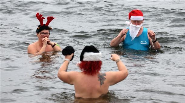 Mit Zipfelmütze zum Weihnachtsbaden in den See Die Mitglieder des Winter-Schwimmvereins „Pirrlliepausen“ haben sich zu ihrem traditionellen Weihnachtsbad eingefunden.