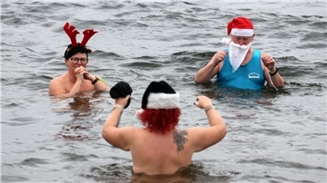 Die Mitglieder des Winter-Schwimmvereins „Pirrlliepausen“ haben sich zu ihrem traditionellen Weihnachtsbad eingefunden.