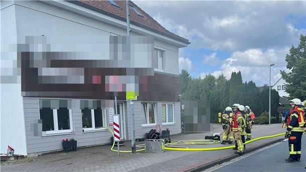 Feuerwehr löscht brennendes Haus