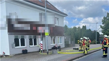 Feuerwehr löscht brennendes Haus