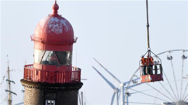 Schiefer Turm der Nordmole mit rotem Dach.
