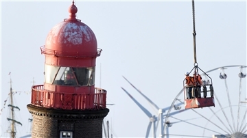 Schiefer Turm der Nordmole mit rotem Dach.