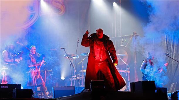 Hexen und Teufel feiern Walpurgisnacht im Harz Die Mittelalterband „Tanzwut“ performt auf dem Walpurgisfest in Schierke.
