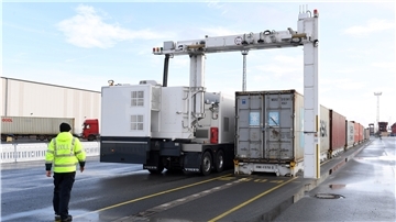 Die mobile Röntgenanlage dreht tagein, tagaus ihre Runde auf dem Containerterminal und scannt verdächtige Container.