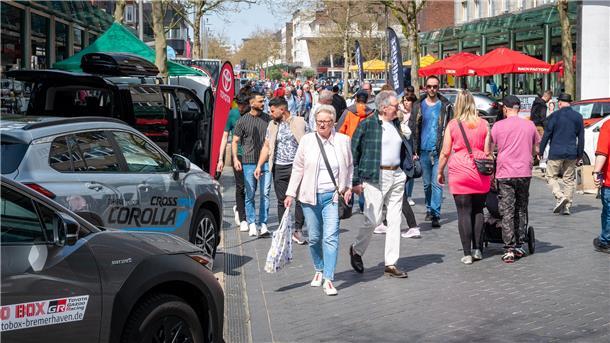 Die Mobilitätsmeile lockt bei bestem Wetter die Besucher in Scharen in die Fußgängerzone.