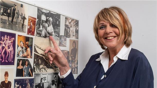 Tierrettung statt Talkshow: Alida Gundlach wird 80 Die Moderatorin Alida Gundlach zeigt auf ein gemeinsames Foto mit Klaus Kinski.
