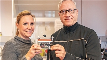 Anna Lena Schomacker und Professor Carsten Harms zeigen ein Mini-PCR-Gerät, mit dem man Proben untersuchen könnte.
