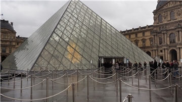 Die Mona Lisa ist im Louvre von Paris ausgestellt.