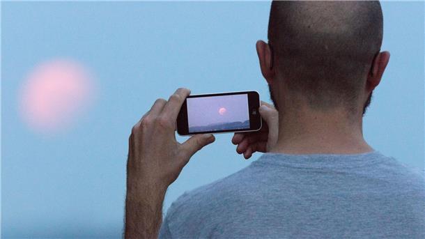 So gelingt dein Handyfoto vom Mond Die Mondfinsternis lässt sich einfach mit dem Handy fotografieren.