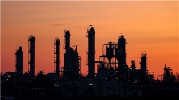Die Morgensonne färbt den Himmel hinter den Anlagen eines Chemieunternehmens. Das Bundeswirtschaftsministerium rechnet nicht mit einer schnellen Trendwende bei der Konjunktur.