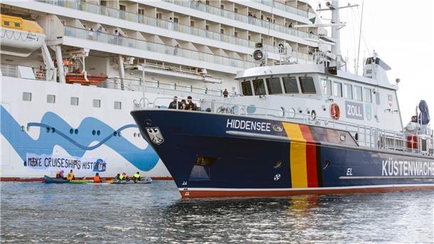 Die MS Hiddensee der Küstenwache im Hafen von Rostock-Warnemünde.