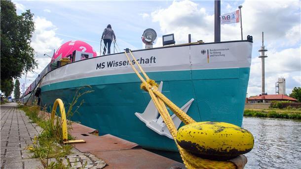 „MS Wissenschaft“ tourt wieder durch Deutschland Die „MS Wissenschaft“ liegt in Haldensleben in Sachsen-Anhalt.