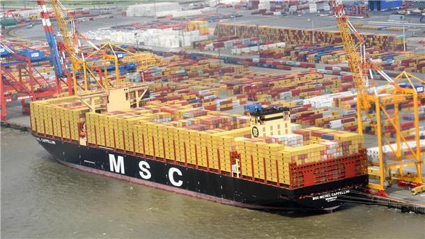 Die „MSC Michel Cappellini“ liegt in Bremerhaven an der Stromkaje, wo sie heute getauft wird.