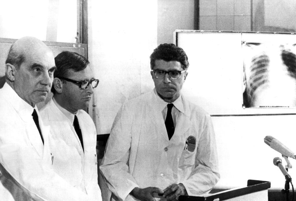 Freitag, der Dreizehnte: 13 erfreuliche Ereignisse Die Münchner Chirurgen Rudolf Zenker (l), Werner Rudolph (m) und Werner Klinner (r) bestätigen am 14. Februar 1969 vor Journalisten, dass am 13. Februar 1969 die erste Herztransplantation in der Bundesrepublik durchgeführt wurde. (Archivbild)