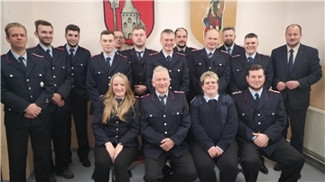 Gruppenfoto zur Jahreshauptversammlung bei der Feuerwehr Mulsum