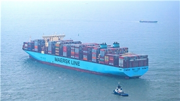 Die "Mumbai Maersk" liegt umringt von Schleppern in der Nordsee.