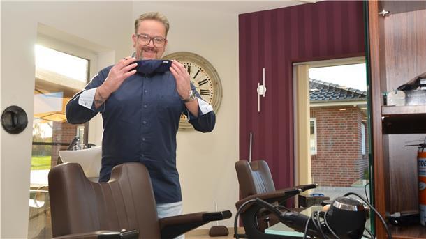 Ein Mann in einem Zimmer.