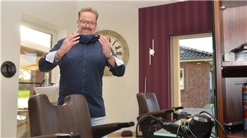 Ein Mann in einem Zimmer.