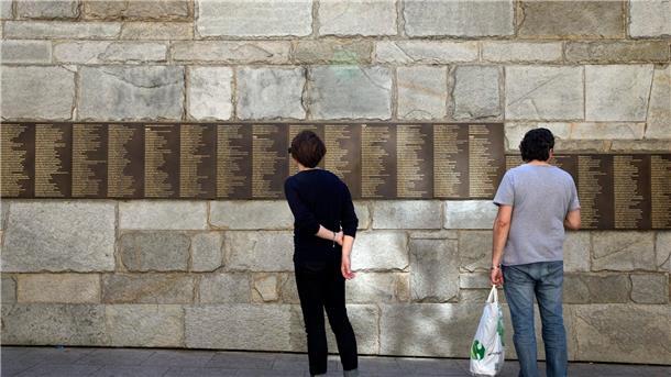Paris vermutet Moskau hinter Farbattacke Die Mur des Justes (Mauer der Gerechten) neben der Shoah-Gedenkstätte ist beschmiert worden.