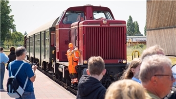 Museumsbahn fährt vor Publikum im Fischereihafen ein.