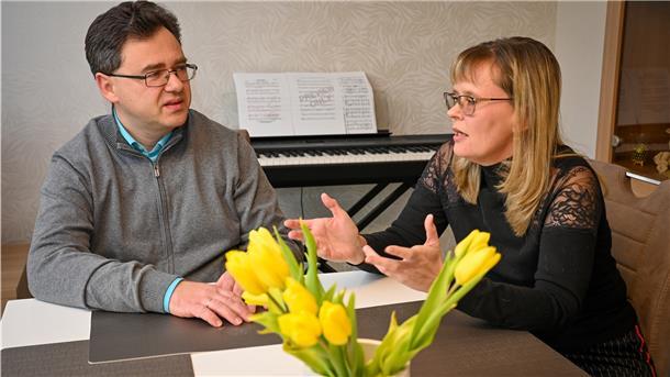 Die Musik hat sie zusammengebracht: Olga und Ilia Bilenko stammen aus St. Petersburg, leben und arbeiten seit rund 20 Jahren in und um Bremerhaven. Über den Ukrainekrieg diskutieren sie auch zu Hause am Kaffeetisch.
