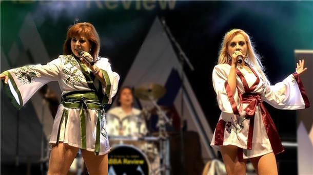 Die Musik von Abba scheint nie aus der Mode zu kommen. Am 21. Januar darf in der Jahnhalle beim Konzert von Abba Review mitgesungen werden.