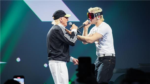 Ski Aggu und Otto Waalkes treten überraschend bei OMR auf Die Musiker Ski Aggu (r) und Otto Waalkes singen auf der Digital- und Marketingmesse OMR in Hamburg..