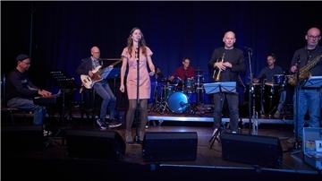 Konzert mit mehreren Musikern in der Jahnhalle.