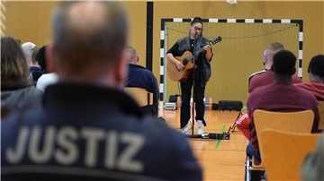 Die Musikerin Diana Ezerex tritt im Gefängnis auf.