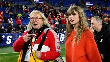 Die Musikerin Taylor Swift (r) und Donna Kelce, die Mutter ihres Partners Travis Kelce.