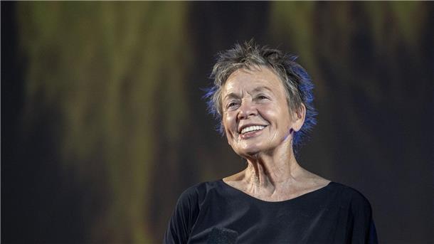Laurie Anderson tritt Folkwang-Professur nicht an Die Musikerin und Regisseurin aus den USA, Laurie Anderson, fragt sich, warum sie vor dem Antreten der Professur in Essen zu ihren politischen Ansichten befragt wird.