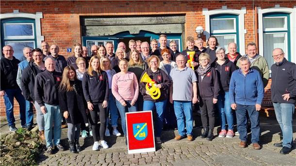 Gruppenfoto der Musikerinnen und Musiker des Musikzugs Kirchtimke