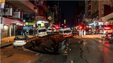 Die mutmaßliche Gasexplosion hat ein Loch in die Straße gerissen.