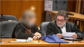 Die mutmaßliche Sektenführerin neben ihrem Verteidiger im Landgericht Frankfurt.